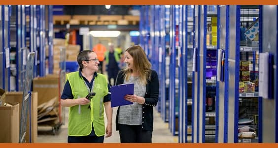 Equipo feliz mejorando la productividad en un almacén